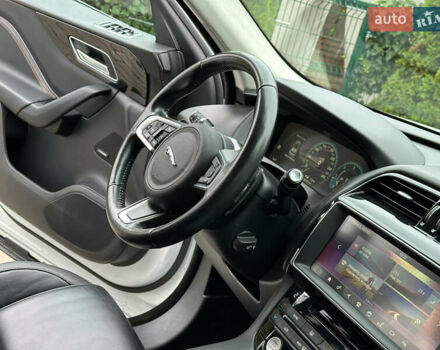 Білий Ягуар Ф-Пейс, об'ємом двигуна 2 л та пробігом 70 тис. км за 24700 $, фото 41 на Automoto.ua