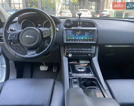 Белый Ягуар Ф-Пейс, объемом двигателя 2 л и пробегом 56 тыс. км за 30000 $, фото 10 на Automoto.ua