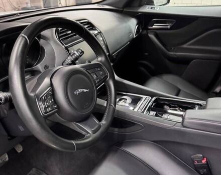 Белый Ягуар Ф-Пейс, объемом двигателя 2 л и пробегом 49 тыс. км за 27000 $, фото 9 на Automoto.ua