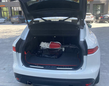 Белый Ягуар Ф-Пейс, объемом двигателя 2 л и пробегом 56 тыс. км за 30000 $, фото 3 на Automoto.ua