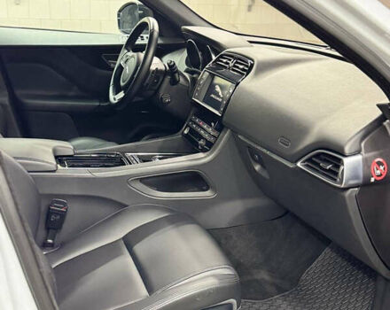 Белый Ягуар Ф-Пейс, объемом двигателя 2 л и пробегом 49 тыс. км за 24000 $, фото 12 на Automoto.ua