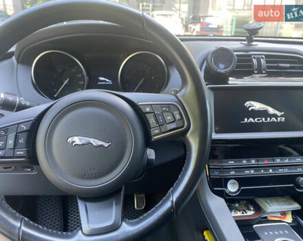 Белый Ягуар Ф-Пейс, объемом двигателя 2 л и пробегом 56 тыс. км за 30000 $, фото 7 на Automoto.ua