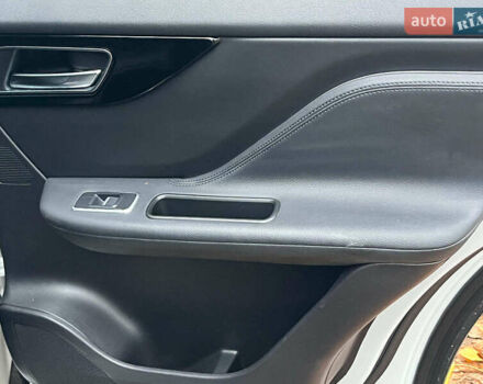 Белый Ягуар Ф-Пейс, объемом двигателя 2 л и пробегом 80 тыс. км за 25990 $, фото 25 на Automoto.ua