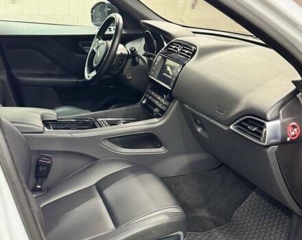 Белый Ягуар Ф-Пейс, объемом двигателя 2 л и пробегом 49 тыс. км за 27000 $, фото 13 на Automoto.ua