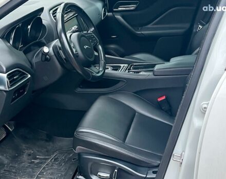 Белый Ягуар Ф-Пейс, объемом двигателя 2 л и пробегом 80 тыс. км за 25990 $, фото 29 на Automoto.ua