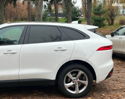 Белый Ягуар Ф-Пейс, объемом двигателя 2 л и пробегом 80 тыс. км за 25990 $, фото 7 на Automoto.ua