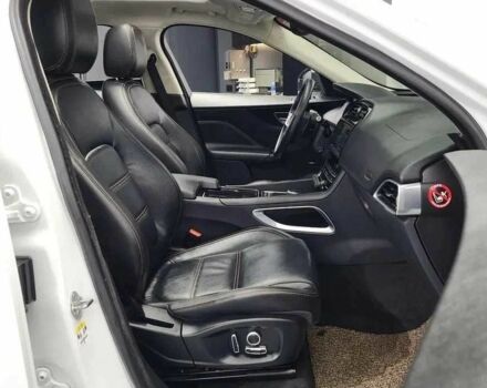 Белый Ягуар Ф-Пейс, объемом двигателя 0 л и пробегом 43 тыс. км за 15400 $, фото 8 на Automoto.ua