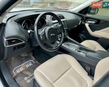 Белый Ягуар Ф-Пейс, объемом двигателя 3 л и пробегом 140 тыс. км за 21500 $, фото 24 на Automoto.ua