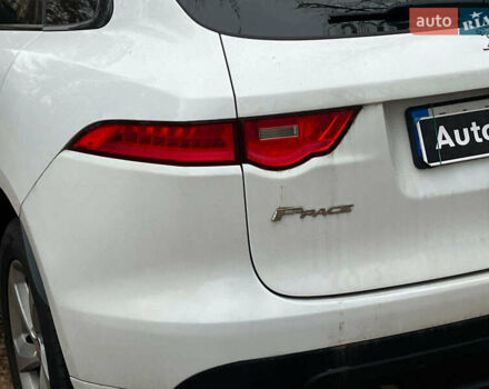 Белый Ягуар Ф-Пейс, объемом двигателя 2 л и пробегом 80 тыс. км за 25990 $, фото 9 на Automoto.ua