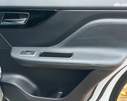 Белый Ягуар Ф-Пейс, объемом двигателя 2 л и пробегом 80 тыс. км за 25990 $, фото 25 на Automoto.ua