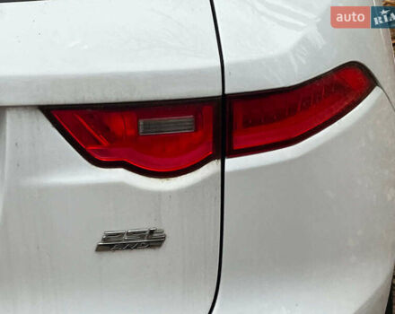 Белый Ягуар Ф-Пейс, объемом двигателя 2 л и пробегом 80 тыс. км за 25990 $, фото 11 на Automoto.ua