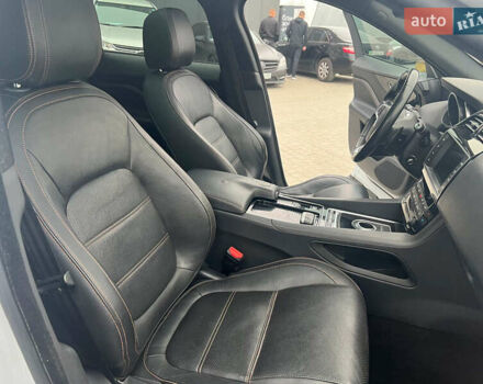 Белый Ягуар Ф-Пейс, объемом двигателя 2 л и пробегом 129 тыс. км за 25590 $, фото 39 на Automoto.ua