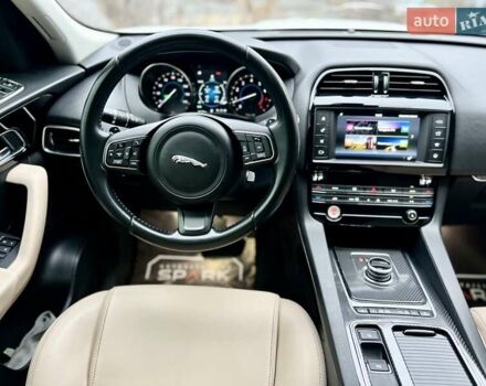 Белый Ягуар Ф-Пейс, объемом двигателя 3 л и пробегом 140 тыс. км за 21500 $, фото 44 на Automoto.ua