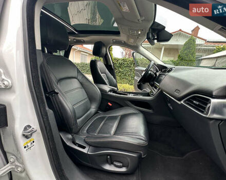 Білий Ягуар Ф-Пейс, об'ємом двигуна 2 л та пробігом 70 тис. км за 24700 $, фото 38 на Automoto.ua