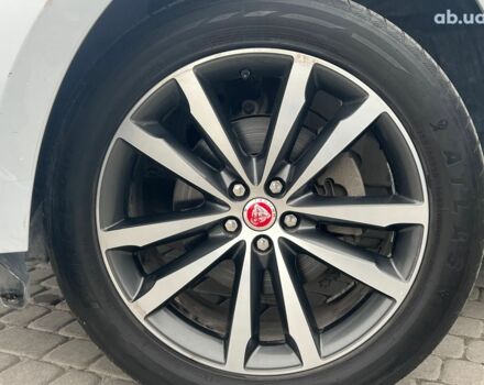 Белый Ягуар Ф-Пейс, объемом двигателя 2 л и пробегом 129 тыс. км за 25590 $, фото 4 на Automoto.ua