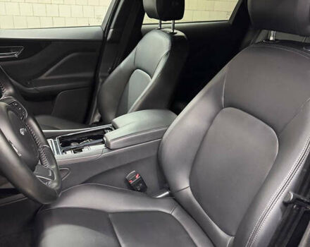 Белый Ягуар Ф-Пейс, объемом двигателя 2 л и пробегом 49 тыс. км за 24000 $, фото 10 на Automoto.ua