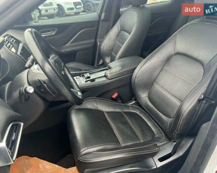 Белый Ягуар Ф-Пейс, объемом двигателя 2 л и пробегом 129 тыс. км за 25590 $, фото 21 на Automoto.ua