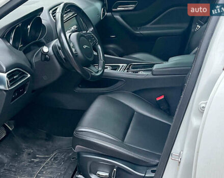 Белый Ягуар Ф-Пейс, объемом двигателя 2 л и пробегом 80 тыс. км за 25990 $, фото 30 на Automoto.ua