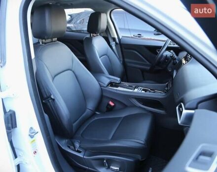 Белый Ягуар Ф-Пейс, объемом двигателя 2 л и пробегом 40 тыс. км за 29500 $, фото 11 на Automoto.ua