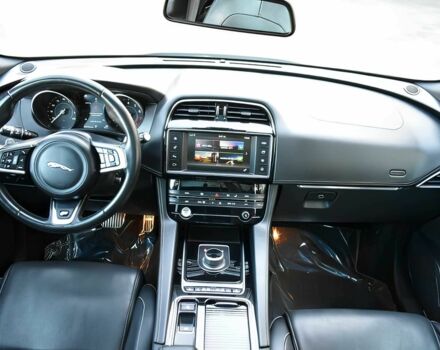 Белый Ягуар Ф-Пейс, объемом двигателя 3 л и пробегом 50 тыс. км за 10000 $, фото 9 на Automoto.ua