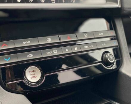 Белый Ягуар Ф-Пейс, объемом двигателя 2 л и пробегом 121 тыс. км за 23990 $, фото 23 на Automoto.ua