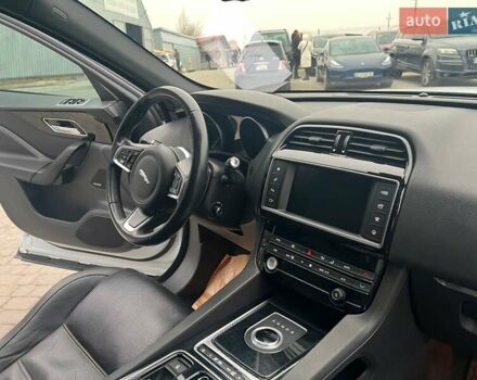 Белый Ягуар Ф-Пейс, объемом двигателя 2 л и пробегом 129 тыс. км за 25590 $, фото 40 на Automoto.ua