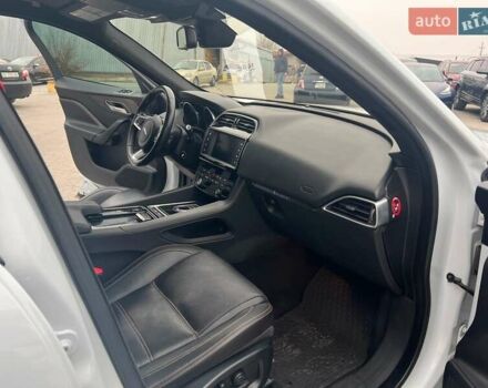 Белый Ягуар Ф-Пейс, объемом двигателя 2 л и пробегом 129 тыс. км за 25590 $, фото 38 на Automoto.ua