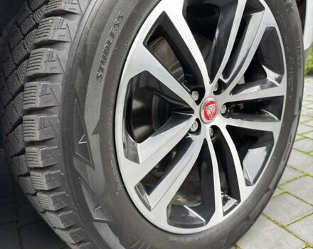 Белый Ягуар Ф-Пейс, объемом двигателя 2 л и пробегом 49 тыс. км за 27000 $, фото 8 на Automoto.ua