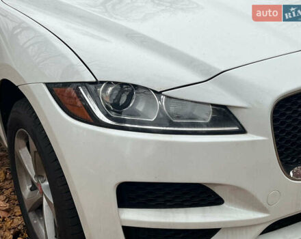 Белый Ягуар Ф-Пейс, объемом двигателя 2 л и пробегом 80 тыс. км за 25990 $, фото 1 на Automoto.ua