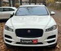 Белый Ягуар Ф-Пейс, объемом двигателя 2 л и пробегом 80 тыс. км за 25990 $, фото 1 на Automoto.ua