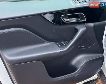 Белый Ягуар Ф-Пейс, объемом двигателя 2 л и пробегом 80 тыс. км за 25990 $, фото 29 на Automoto.ua