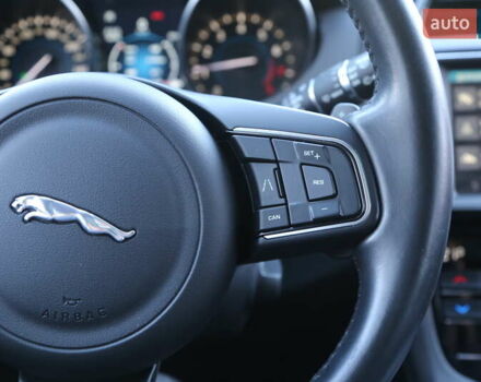 Белый Ягуар Ф-Пейс, объемом двигателя 2 л и пробегом 40 тыс. км за 29500 $, фото 26 на Automoto.ua