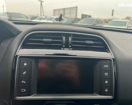 Белый Ягуар Ф-Пейс, объемом двигателя 2 л и пробегом 129 тыс. км за 25590 $, фото 28 на Automoto.ua