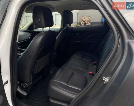 Білий Ягуар Ф-Пейс, об'ємом двигуна 2 л та пробігом 121 тис. км за 23490 $, фото 18 на Automoto.ua