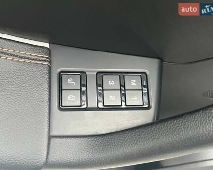 Белый Ягуар Ф-Пейс, объемом двигателя 2 л и пробегом 129 тыс. км за 25590 $, фото 18 на Automoto.ua