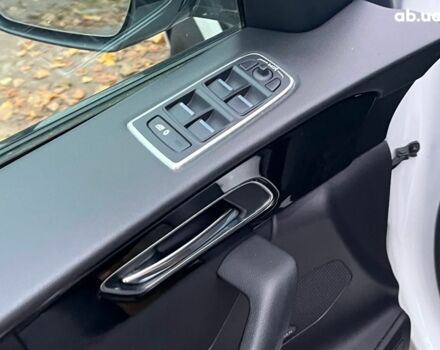 Белый Ягуар Ф-Пейс, объемом двигателя 2 л и пробегом 80 тыс. км за 25990 $, фото 31 на Automoto.ua