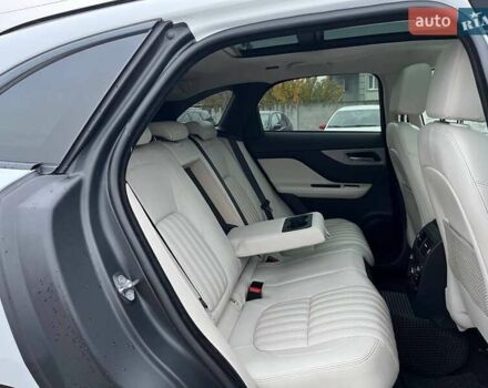 Білий Ягуар Ф-Пейс, об'ємом двигуна 3 л та пробігом 18 тис. км за 23990 $, фото 9 на Automoto.ua