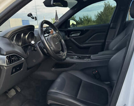 Білий Ягуар Ф-Пейс, об'ємом двигуна 2 л та пробігом 109 тис. км за 24999 $, фото 15 на Automoto.ua