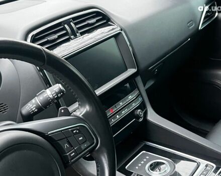 Белый Ягуар Ф-Пейс, объемом двигателя 2 л и пробегом 80 тыс. км за 25990 $, фото 37 на Automoto.ua