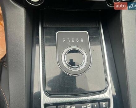 Белый Ягуар Ф-Пейс, объемом двигателя 2 л и пробегом 129 тыс. км за 25590 $, фото 30 на Automoto.ua