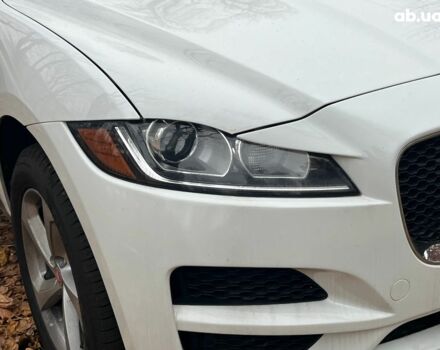 Белый Ягуар Ф-Пейс, объемом двигателя 2 л и пробегом 80 тыс. км за 25990 $, фото 3 на Automoto.ua
