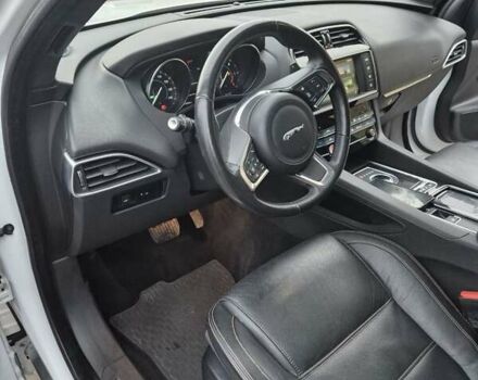 Белый Ягуар Ф-Пейс, объемом двигателя 2 л и пробегом 129 тыс. км за 25400 $, фото 14 на Automoto.ua