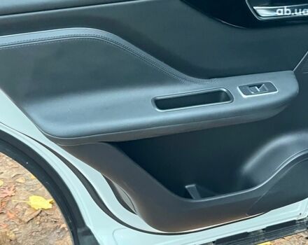 Белый Ягуар Ф-Пейс, объемом двигателя 2 л и пробегом 80 тыс. км за 25990 $, фото 28 на Automoto.ua