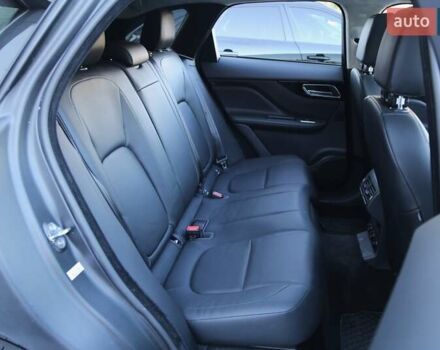 Белый Ягуар Ф-Пейс, объемом двигателя 2 л и пробегом 40 тыс. км за 29500 $, фото 10 на Automoto.ua