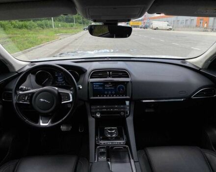 Белый Ягуар Ф-Пейс, объемом двигателя 2 л и пробегом 121 тыс. км за 23990 $, фото 14 на Automoto.ua