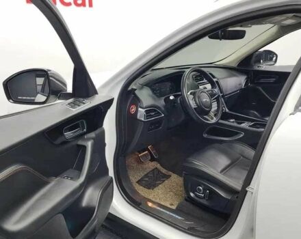 Белый Ягуар Ф-Пейс, объемом двигателя 0 л и пробегом 43 тыс. км за 15400 $, фото 3 на Automoto.ua