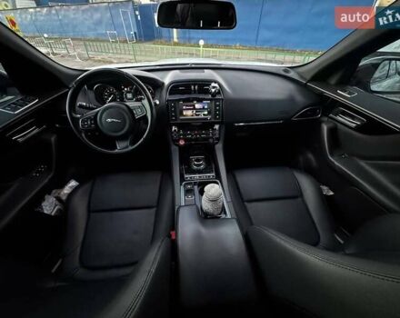 Белый Ягуар Ф-Пейс, объемом двигателя 2 л и пробегом 154 тыс. км за 26500 $, фото 5 на Automoto.ua