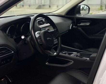 Белый Ягуар Ф-Пейс, объемом двигателя 2 л и пробегом 121 тыс. км за 23990 $, фото 8 на Automoto.ua