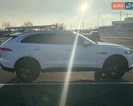 Білий Ягуар Ф-Пейс, об'ємом двигуна 2 л та пробігом 78 тис. км за 34200 $, фото 5 на Automoto.ua