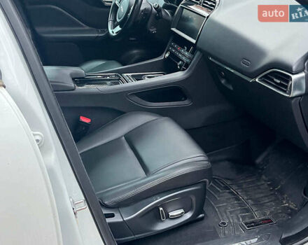 Белый Ягуар Ф-Пейс, объемом двигателя 2 л и пробегом 80 тыс. км за 25990 $, фото 16 на Automoto.ua